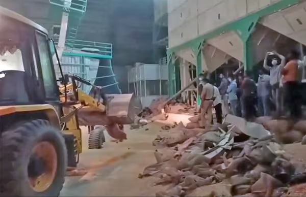 कर्नाटक: मजदूरों पर गिरीं अनाज की बोरयां, 10 दबे