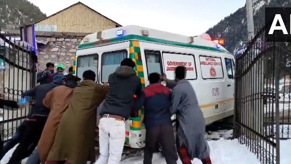 JK: गांदरबल में गहरी खाई में गिरी गाड़ी, चार की मौत JK: गांदरबल में गहरी खाई में गिरी गाड़ी, चार की मौत