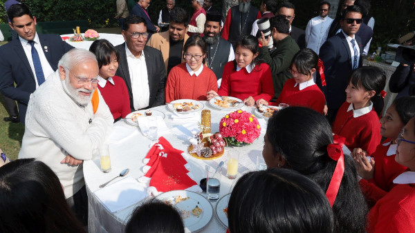 क्रिसमस कार्यक्रम में बच्चों के साथ पीएम मोदी। 