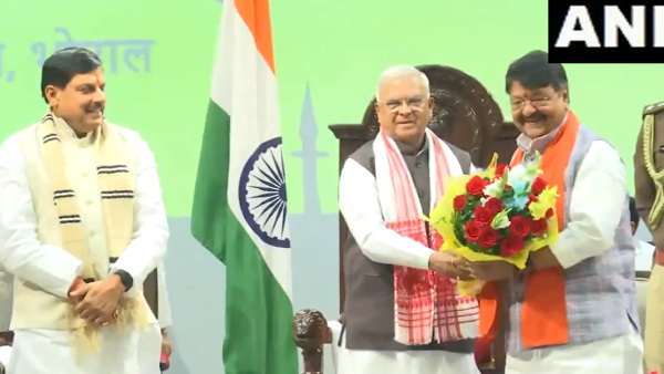 MP Cabinet Expand: कैलाश विजयवर्गीय-प्रह्लाद पटेल ने ली शपथ MP Cabinet Expand: कैलाश विजयवर्गीय-प्रह्लाद पटेल ने ली शपथ