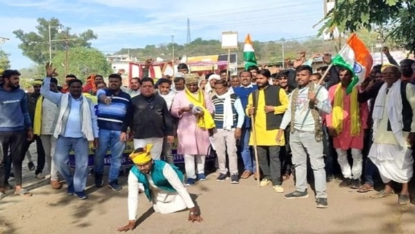 Damoh News Protest against displacement 