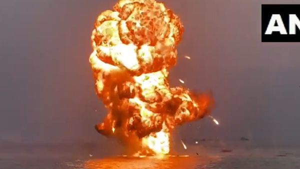 Indian Navy showed bravery Navy Day demonstrated drill to destroy enemy oil rig in sea