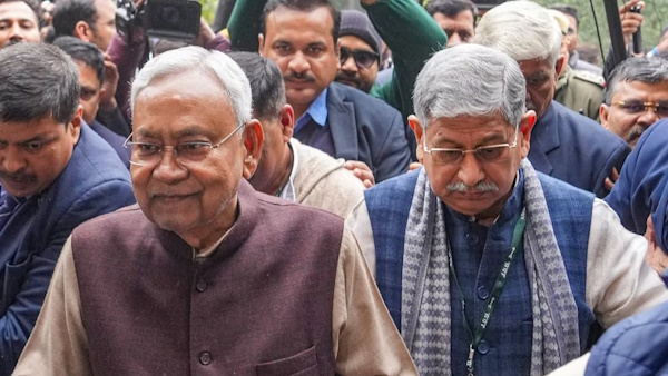 Will Nitish kumar who has got rid of Lalan Singh, leave Lalu yadav too?