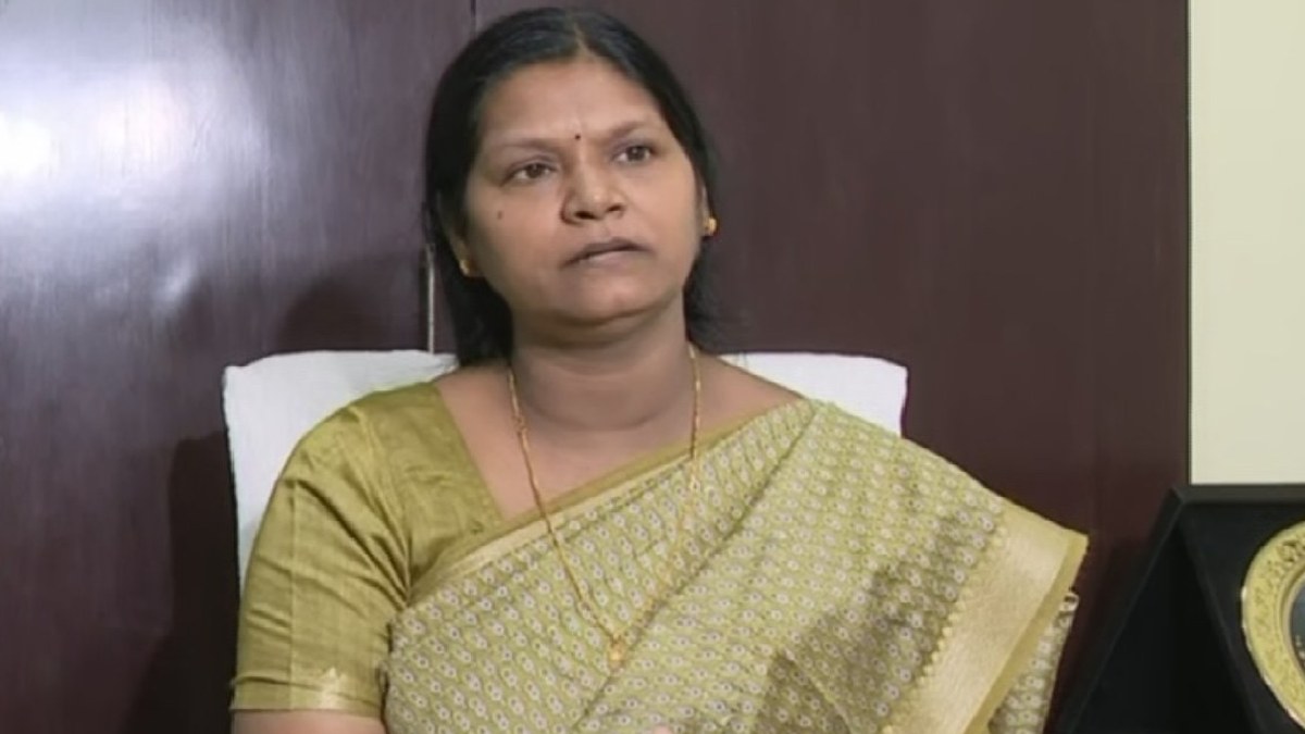 ओडिशा में VLTC कमांड सेंटर का उद्घाटन, मंत्री तुकुनी साहू ने कहा- सड़क सुरक्षा की दिशा में बड़ा कदम | Odisha Transport Minister Tukuni Sahu starts Vehicle Tracking Command ...