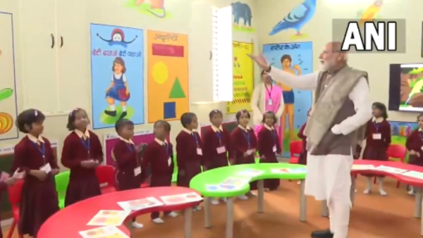 varanasi-children-of-nandghar-recited-poem-to-pm-watch-video
