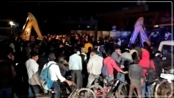 two-girls-who-went-to-watch-the-wedding-procession-fell-into-a-deep-drain-agra