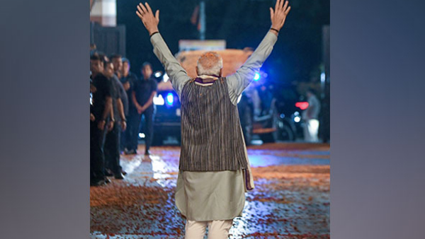 जो बाइडेन को पछाड़ दुनिया के सबसे लोकप्रिय नेता बने PM मोदी