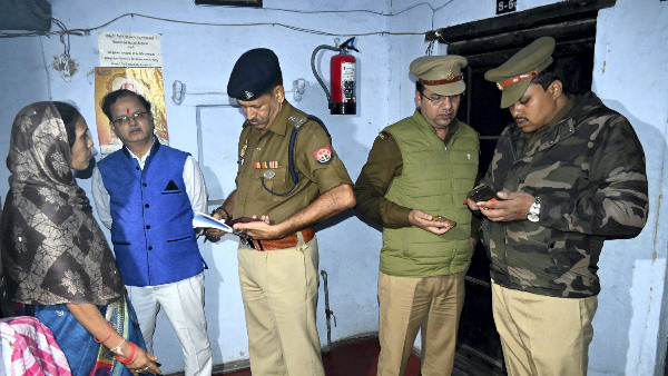 वारणसी में आंध्र के परिवार ने क्यों की आत्महत्या? खुला राज