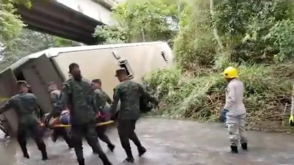 सवारी से भरी बस पुल से टकराकर नदी में गिरी, 12 लोगों की मौत