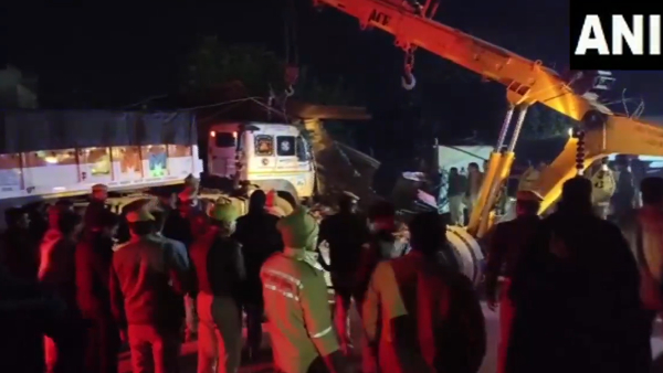 इटावा में सड़क किनारे ढाबे में घुसा डंपर, तीन की दर्दनाक मौत