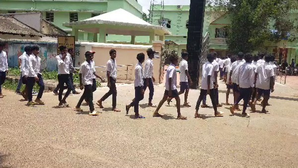 Odisha News, Mid Day Meal, Odisha Education, Badraisinga Ashram Vidyalaya, Rayagada, ओडिशा न्यूज, मिड डे मील, ओडिशा शिक्षा, बदरायसिंगा आश्रम विद्यालय, रायगड़ा 