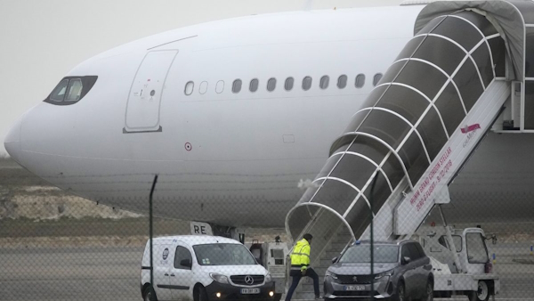 plane-carrying-303-passengers plane-carrying-303-passengers