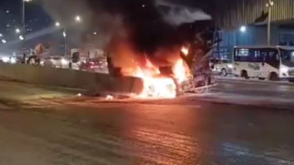 मुंबई: बीच सड़क पर धू-घूकर जलने लगा ट्रक