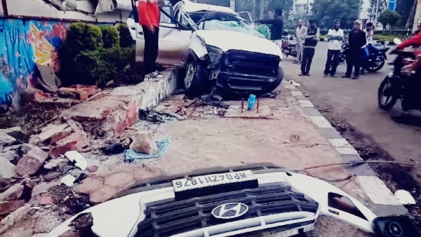 Accident on Link Road-1, Creta overturned, 2 died on the spot, 3 friends seriously injured