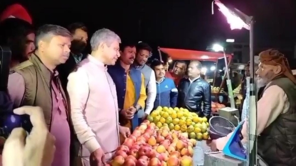 Minister Ashwini Vaishnav was seen roaming in the market before counting of mp assembly elections Minister Ashwini Vaishnav was seen roaming in the market before counting of mp assembly elections