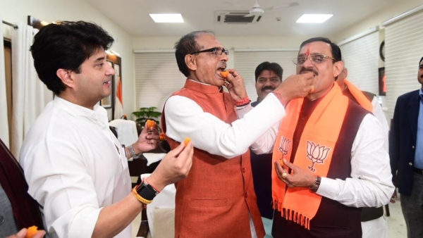 Celebration in BJP office on BJP landslide victory in MP, CM Shivraj singh chauhan served sweets