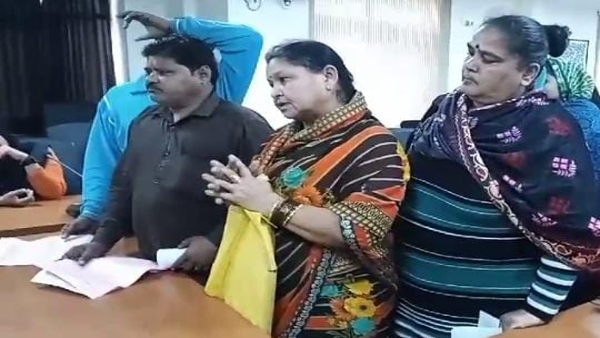 Harija: Sir, builder drank 4 kg milk of my dairy for two years, threatens if he asks for money