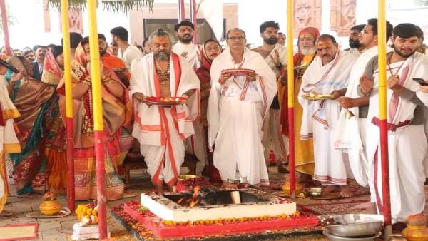 CM Shivraj Singh Chauhan was seen in the shelter of Saint Singaji Maharaj in Karuna Dham and Khandwa