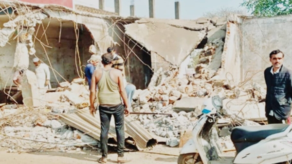 Congress councilor encroachment demolished for construction of 6 lanes in Kolar after Mp elections Congress councilor encroachment demolished for construction of 6 lanes in Kolar after Mp elections