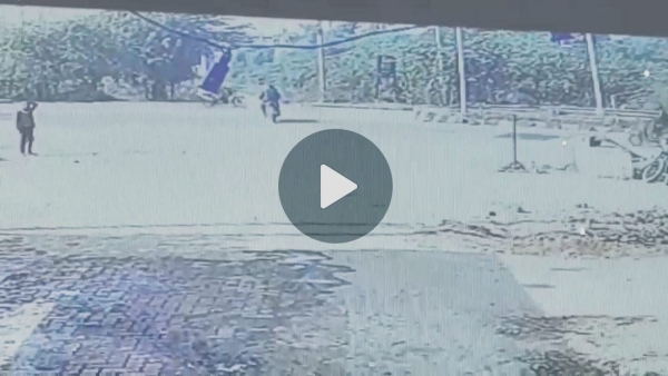 Hit and run like accident in Sitholi road, motorcyclist crushed by speeding car, cctv video