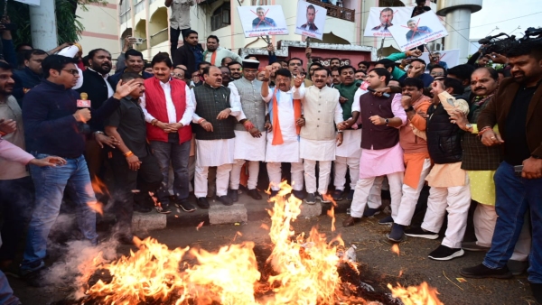 Effigy of TMC MP Kalyan Banerjee burnt under the leadership of Vishnudatt Sharma Kailash Vijayvargiya