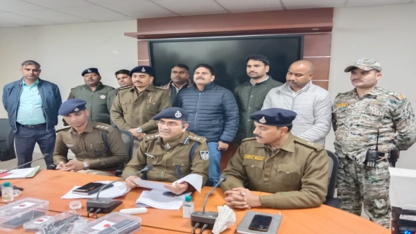 Four members of the Apache gang, who robbed a couple by showing them a lighter in Bhind, were caught by the police.