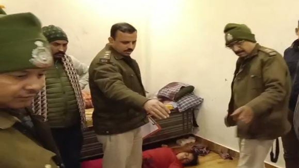 Husband got angry after seeing wife talking to another young man on mobile in Gol Pahadiya incident