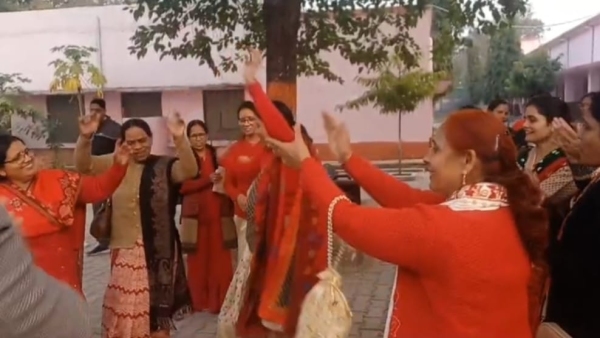 Video of teacher dance of Excellence School went viral, show cause notice from education department