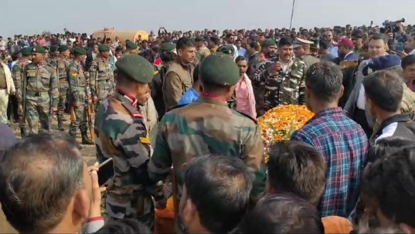 Sagar Thousands of people gathered to bid farewell to martyr Rajesh Yadav 4 year old son