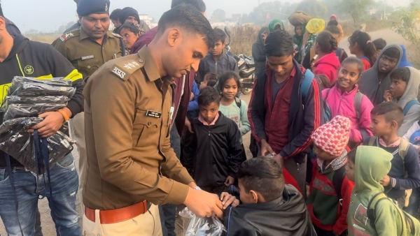 Police officer Santosh Patels warm gift to the children of tribal community while walking in cold weather Police officer Santosh Patels warm gift to the children of tribal community while walking in cold weather