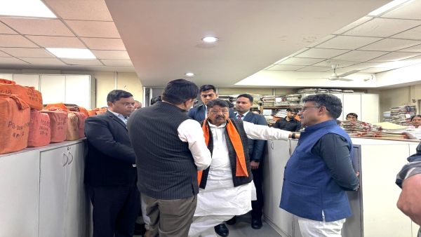 Kailash Vijayvargi by reaching office of Urban Development Department budget of Rs 330 crores