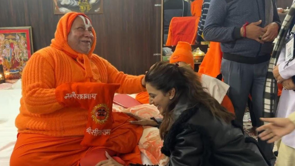 Ayodhya News: Bhojpuri Actress Akshara Singh took blessings from Jagadguru Rambhadracharya,