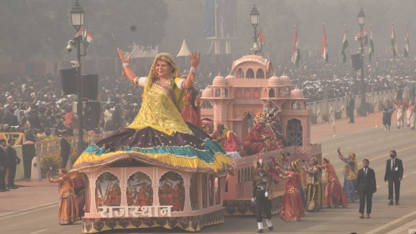 seeing-the-tableau-of-rajasthan-pm-modi-and-french-president-emmanuel-macron-also-said-wow-and-aske