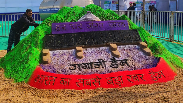 artist Madhurendra made Indias largest rubber dam on sand in the International Buddhist Festival
