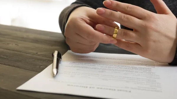 Honeymoon gets divorce notice 