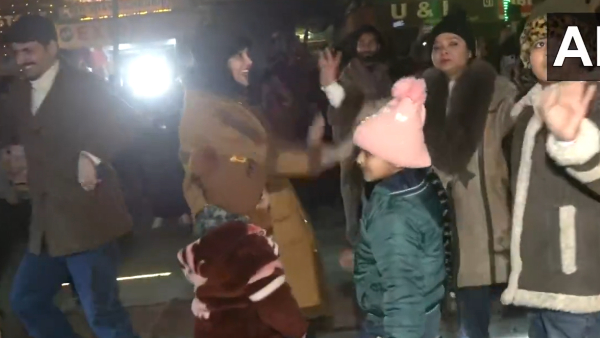 जम्मू-कश्मीर: म्यूजिक प्रोग्राम में जमकर थिरके लोग, Video