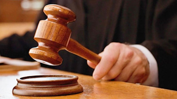 Lawyer throws shoe at judge