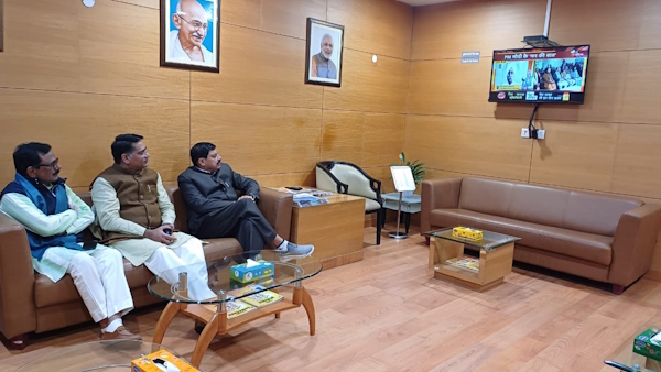 मन की बात कार्यक्रम को जयपुर एयरपोर्ट पर सुने CM मोहन यादव