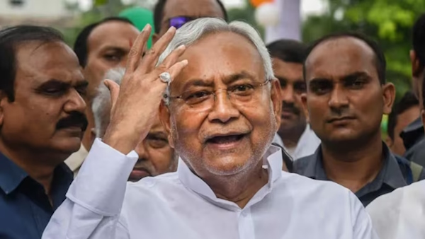 Bihar CM Nitish Kumar arrives at Raj Bhavan, in Patna