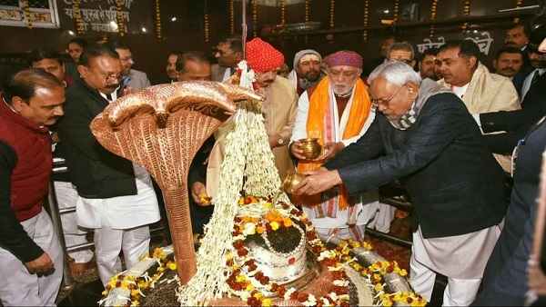 CM Nitish Kumar In Buxar Mahadev temple with BJP MP Ashwani Kumar Chaube, Picture Viral