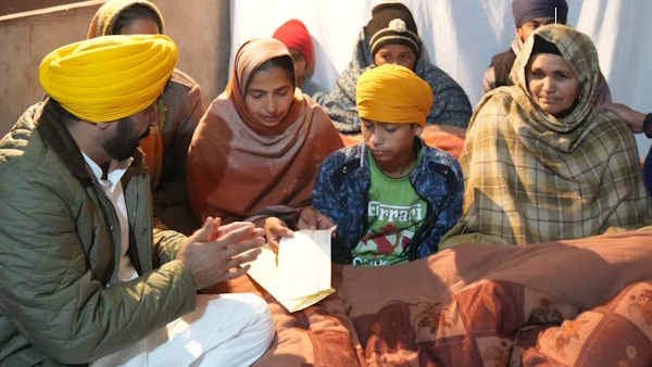 पंजाब: शहीद जवान सुखपाल सिंह के घर पहुंचे सीएम भगवंत मान पंजाब: शहीद जवान सुखपाल सिंह के घर पहुंचे सीएम भगवंत मान
