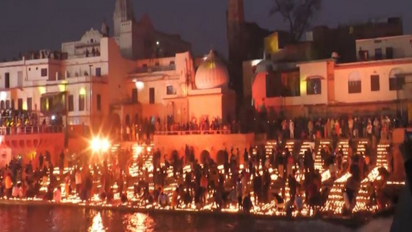 दीयों से जगमगा उठी रामनगरी अयोध्या