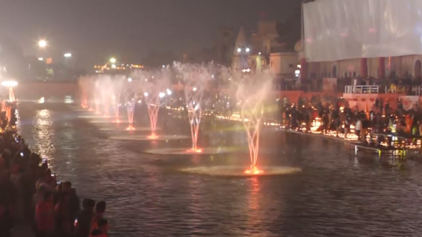 सरयू में जगमगा रहे फव्वारे