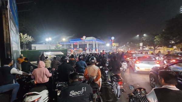 Petrol is out at many petrol pumps in the capital, not available even after waiting for 2 hours