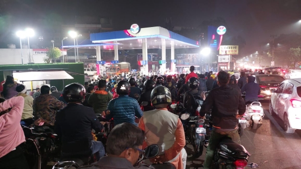 Petrol is out at many petrol pumps in the capital, not available even after waiting for 2 hours