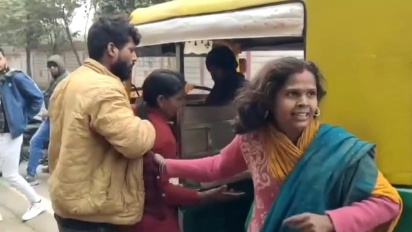 Fight between two wives over husband on Jal Vihar Road in Phool Bagh, video goes viral