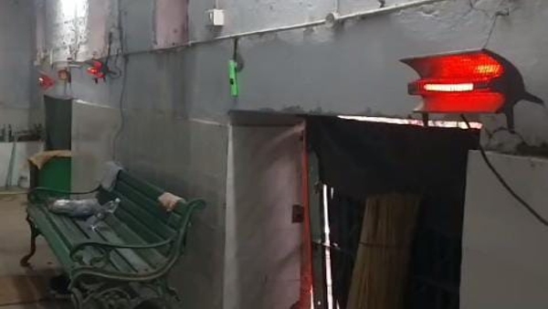 When the cold increases, heaters and bonfires are lit to save the animals and birds of the zoo.