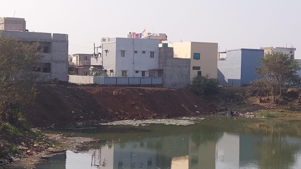 Illegal colony is being openly destroyed in Ayodhya Nagar Aredi, Krishna Dham, Sant Thoumas.