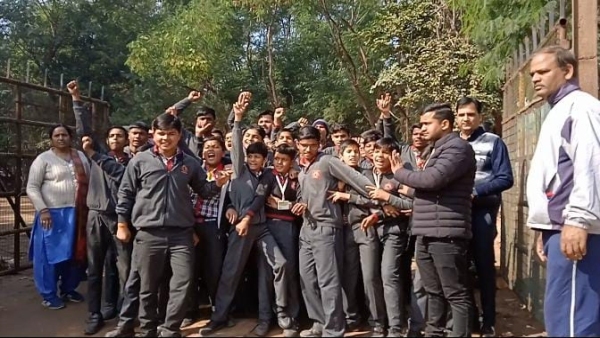 When Agricultural University closed school gate, three thousand school children took to streets