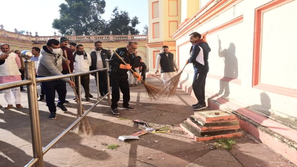 Vishnudutt Sharma cleaned entire temple premises with water by sweeping Shri Baldev Temple of Panna